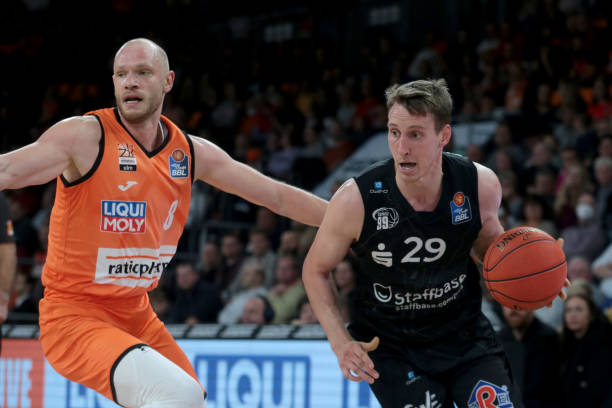 凭借不断的 凭借不断的